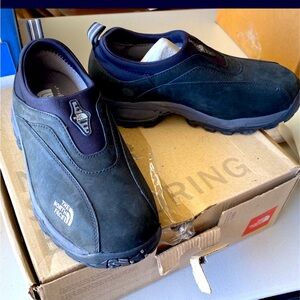 The north face women’s off Chute clog. Black. New in box. Size 9